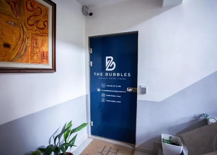 Double At The Bubbles Jacuzzi ホテル ティラナ