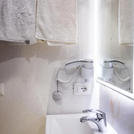 Double At The Bubbles Jacuzzi 3* 티라나