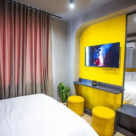 Double At The Bubbles Jacuzzi 호텔 티라나